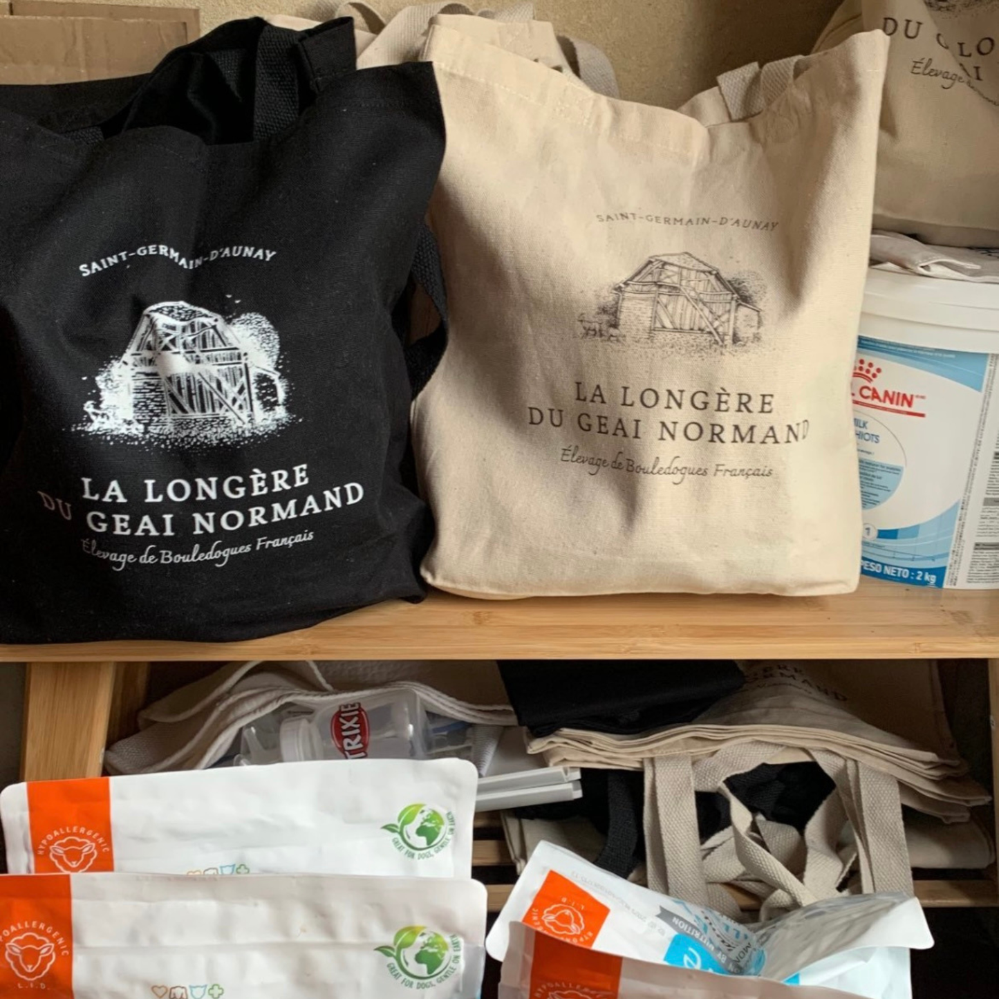Personalized pouches with dog or cat breeding logo 